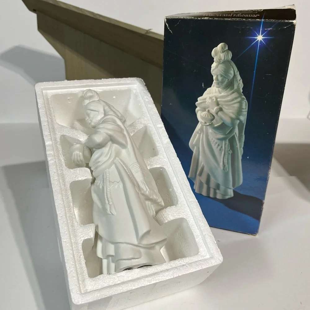 Vintage‎ Avon Nativity Collectibles Magi Kaspar White Porcelain Figurine 1982
